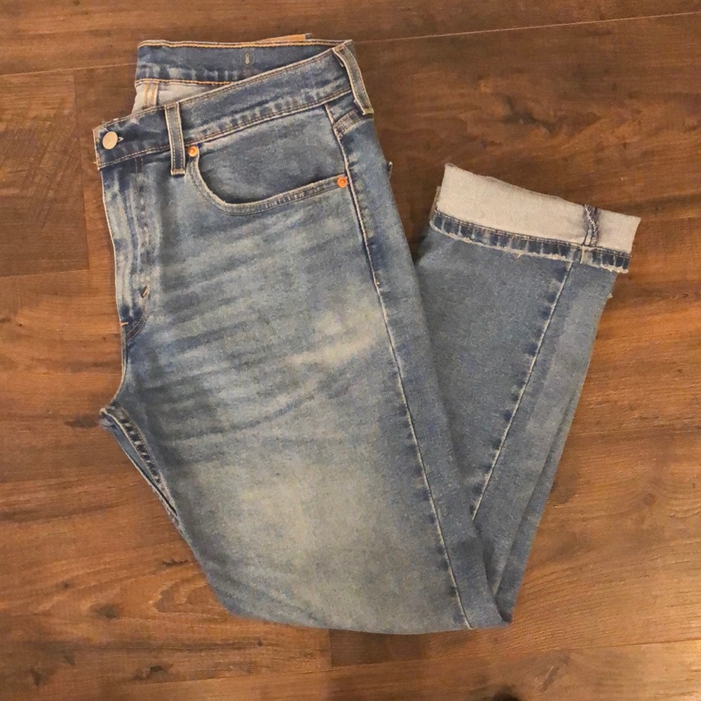 Preowned Levi’s 502 Jeans. Slightly tapered. Medium wash. 32/30